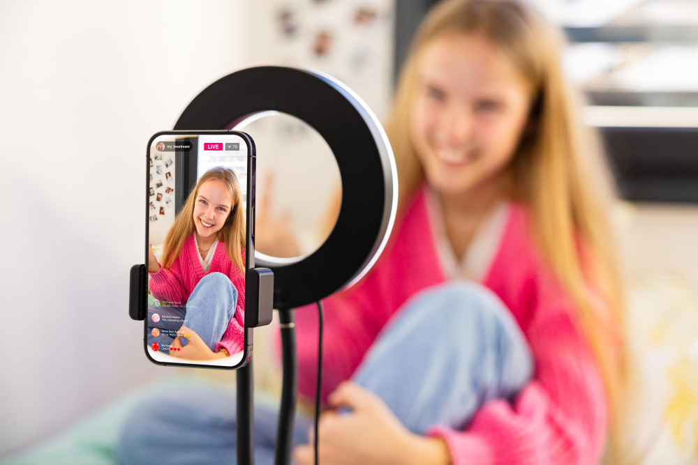 TikTok és a gyerek figyelme: miért nehéz letenni, mit tehet a szülő